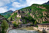 Val d'Aosta - Escursione da Bard ad Arnard. Il forte di Bard visto dal ponte sulla Dora Baltea 